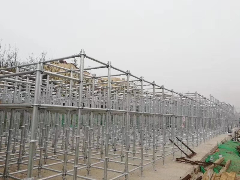 搭建腳手架橫向掃地桿與縱向掃地桿時，怎么設置好？ (圖1)